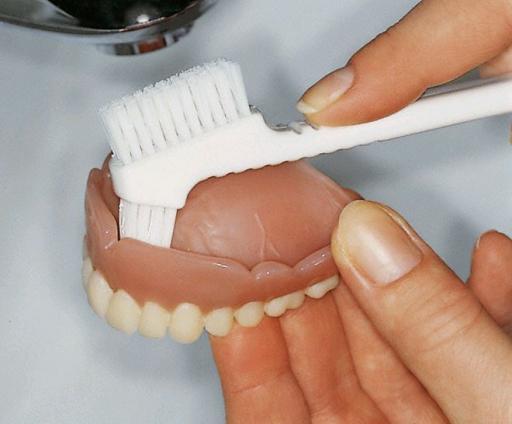 Richtige Pflege des Zahnersatzes